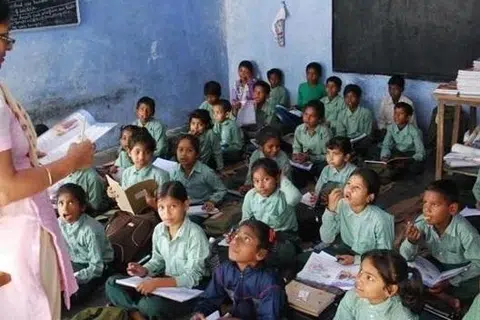 ஏறக்குறைய 14,505 பள்ளிகளில் குடிநீர் வசதி இல்லை, 59,829 பள்ளிகளில் கை கழுவும் வசதி இல்லை. 51.7 விழுக்காடு அரசு மேல்நிலைப் பள்ளிகளில் மட்டுமே அறிவியல் ஆய்வகங்கள் உள்ளன என்று அறிக்கை கூறியுள்ளது.