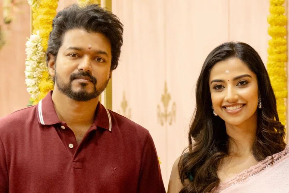 விஜய்யுடன் மீனாட்சி சௌத்ரி.