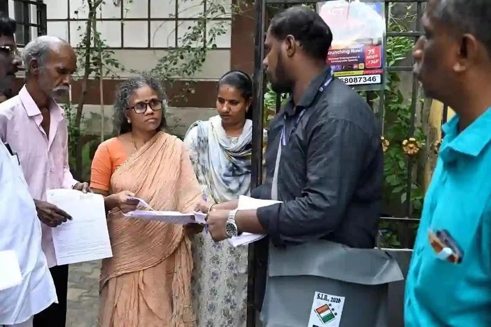 முறையான பயிற்சிகள் இன்றி வாக்காளர் பட்டியல் திருத்தப் பணிகளில் சுமை அதிகமாக உள்ளதாக வருவாய்த் துறை ஊழியர்கள் புகார் அளித்துள்ளதாக வருவாய்த்துறை சங்கம் செவ்வாய்க்கிழமை முதல் எஸ்ஐஆர் பணிகளைப் புறக்கணிக்கப் போவதாக அறிவித்துள்ளது.
