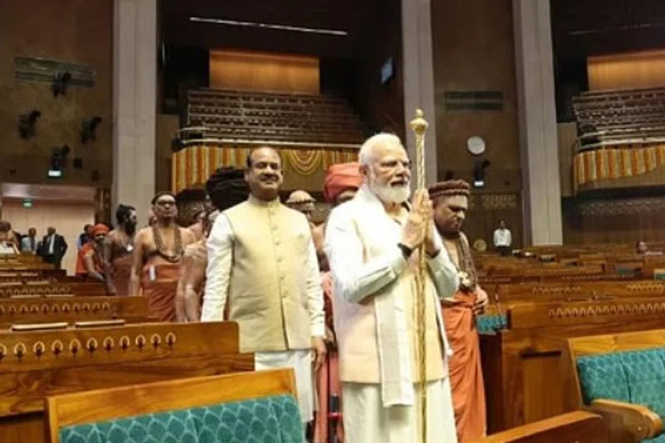 புதிய நாடாளுமன்றத்தின் அவை நடுவே கடந்த ஆண்டு செங்கோலை நிறுவிய பிரதமர் மோடி.