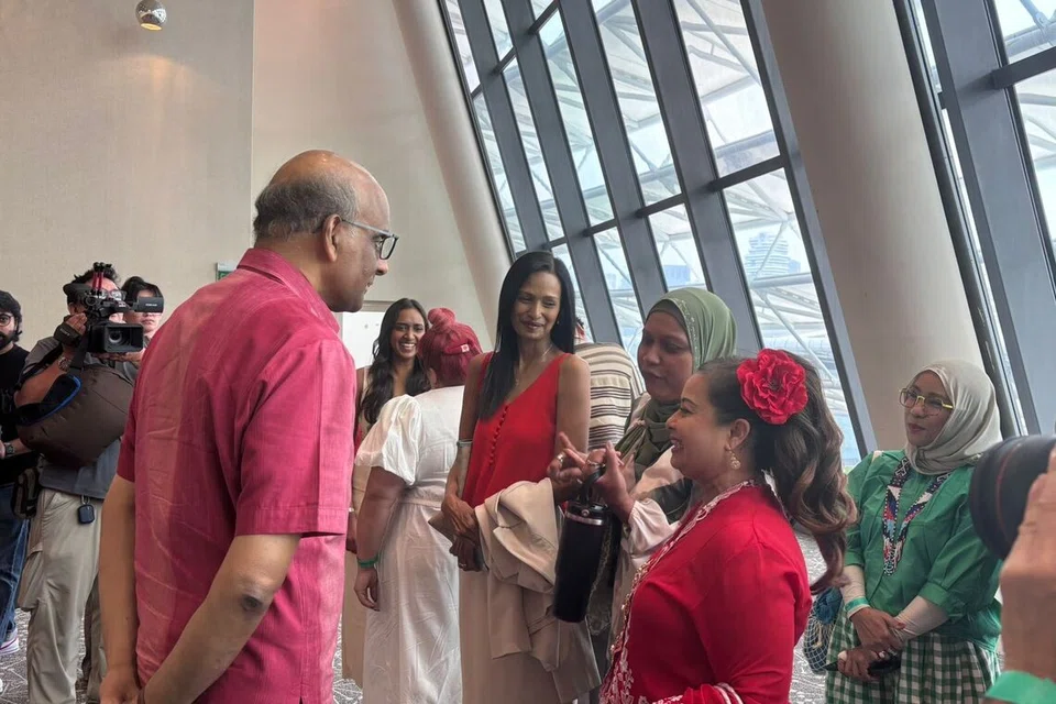 அதிபர் தர்மன் சண்முகரத்னம் ‘ஷியோக் சிஸ்டாஸ்’ (Shiok Sistas) குழுவுடன் கலந்துரையாடுகிறார்.