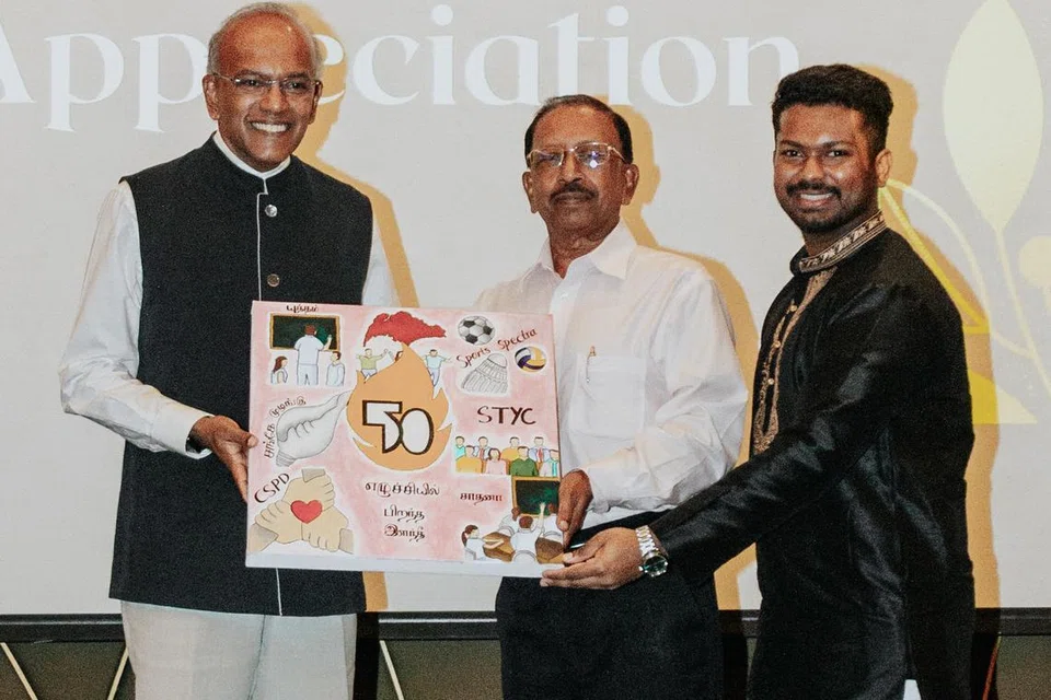 அமைச்சர் கா.சண்முகத்துக்கு நினைவுப்பரிசு வழங்குவோர் தமிழ்ப் பேரவையைத் தொடங்கிய பேராசிரியர் அ.வீரமணி (நடுவில்), தற்போதைய 46வது செயற்குழுவின் தலைவர் சுப்பிரமணியன் கார்த்திகேயன்.  