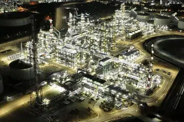 சிங்கப்பூரின் வளர்ச்சிக்கு எரிசக்தித் துறையும் வேதியியல் துறையும் முக்கிய அங்கம் வகிக்கின்றன. 