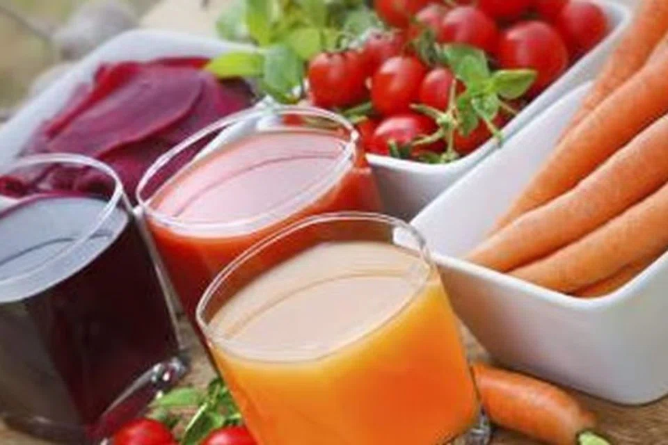 பழச்சாறுகள், சர்க்கரை சேர்க்கப்பட்ட பானங்கள் ஆகியவற்றை இரண்டு வயது நிறைவடையும்வரை குழந்தைகளுக்குத் தரக்கூடாது என்று குறிப்பேட்டில் கூறப்பட்டுள்ளது.