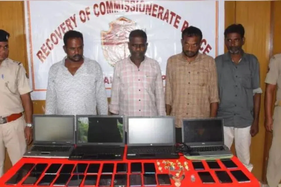 திருச்சியில் கைது செய்யப்பட்ட 4 ஆடவர்களிடம் இருந்து மடிக்கணினிகளும் கைப்பேசிகளும் பறிமுதல் செய்யப்பட்டன.