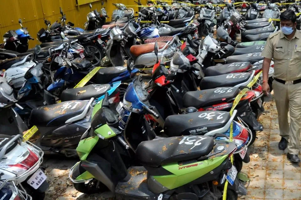 சாலையோரங்களில் துருப்பிடித்து வீணாகக் கிடக்கும் அவ்வாகனங்களை அகற்றி, ஏலம் விடுவதற்கு சென்னை மாநகராட்சி திட்டமிட்டுள்ளது.