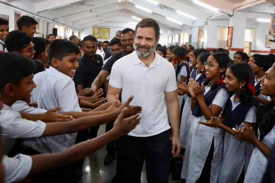 பள்ளி மாணவ மாணவியருடனான சந்திப்பு ஒன்றில் ராகுல் காந்தி. 