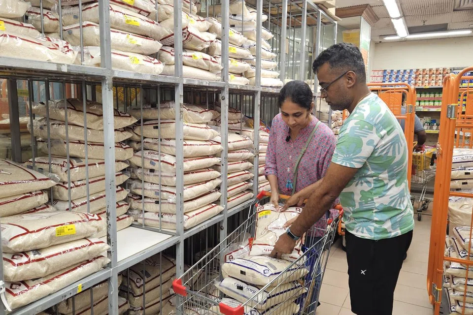 இந்தியா பாஸ்மதி தவிர்த்த ஏனைய அரிசி வகைகளுக்குத் தடைவிதித்ததிலிருந்து சிங்கப்பூரிலுள்ள கடைகளில் பொதுமக்கள் அதிகளவில் அரிசியை வாங்கிக் குவிக்கின்றனர்.