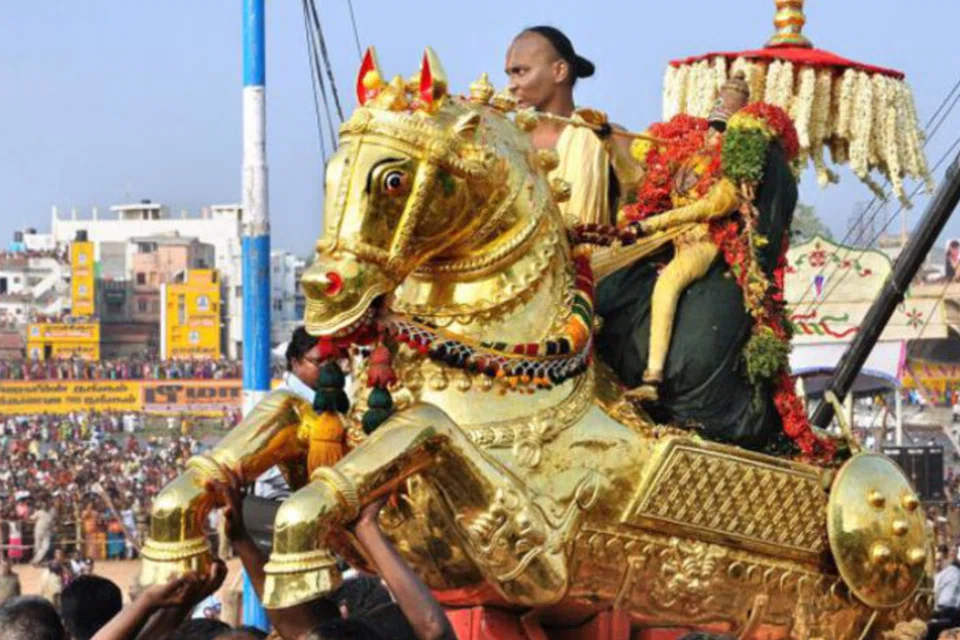 கடந்த மாதம் 29-ம் தேதி கொடியேற்றத்துடன் தொடங்கிய விழாவின் முத்தாய்ப்பு நிகழ்ச்சிகளில் ஒன்றாக, கள்ளழகர் ஆற்றில் இறங்குவார் எனக் கருதப்படுகிறது. 