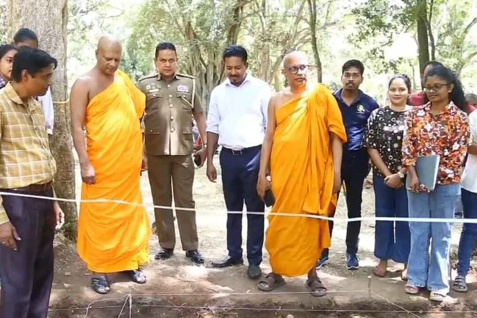 அபேகிரி வளாக அகழ்வாய்யு மையத்தில் பௌத்தத் துறவிகள், பிற பார்வையாளர்களுடன் தொல்பொருளியல் பேராசிரியர் சந்தன ரோஹண விதானாச்சி.