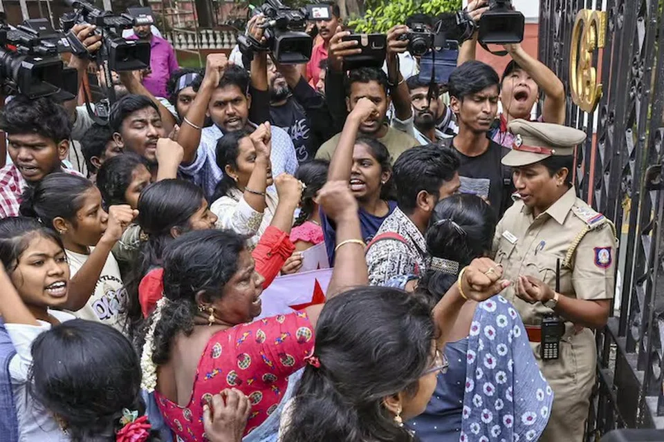 அண்ணா பல்கலைக்கழகப் பொறியியல் மாணவி ஒருவர் பாலியல் வன்கொடுமைக்கு ஆளாக்கப்பட்ட சம்பவத்தைக் கண்டித்து அண்ணா பல்கலைக்கழக வாயிலை முற்றுகையிட்டு போராட்டத்தில் குதித்த மாணவர்கள்.