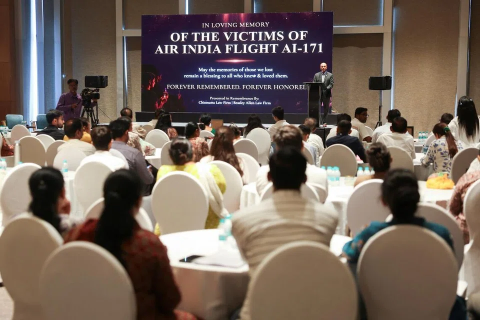 கடந்த ஆண்டு ஜூன் 12ஆம் தேதி விழுந்து நொறுங்கிய ஏர் இந்தியா விமானத்தில் மாண்டோரின் உற்றார் உறவினர் ஒன்றுகூடினர்.