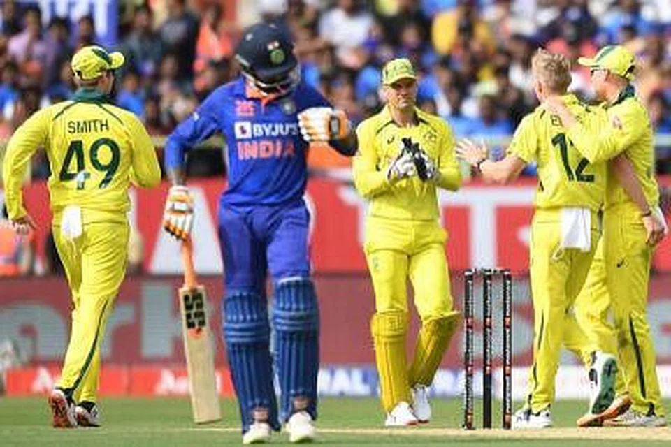இரண்டாவது ஒருநாள் ஆட்டத்தில் ஆட்டமிழந்த இந்தியாவின் ரவீந்திர ஜடேஜா, களத்திலிருந்து வெளியேறுகிறார். படம்: ஏஎஃப்பி