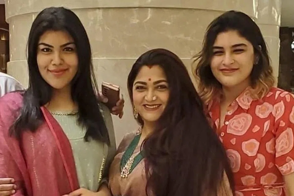 மனைவி குஷ்பு, இரு மகள்களுடன் சுந்தர்.சி.