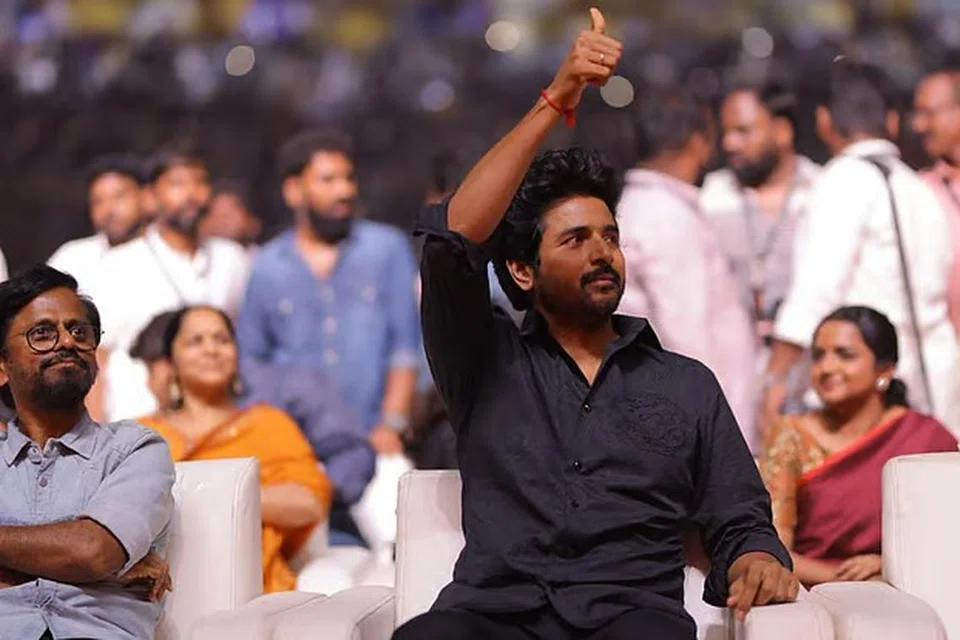 ‘மதராஸி’ இசை வெளியீட்டு விழாவில் சிவகார்த்திகேயன், இயக்குநர் ஏ.ஆர்.முருகதாஸ்.