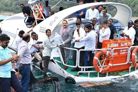 அந்தமானில் நடந்த திறந்தவெளி கடல் மீன் வளர்ப்புத் திட்டத்தின் தொடக்க விழாவில் கலந்துகொண்ட புவி அறிவியல் இணையமைச்சர் டாக்டர் ஜிதேந்திர சிங்.