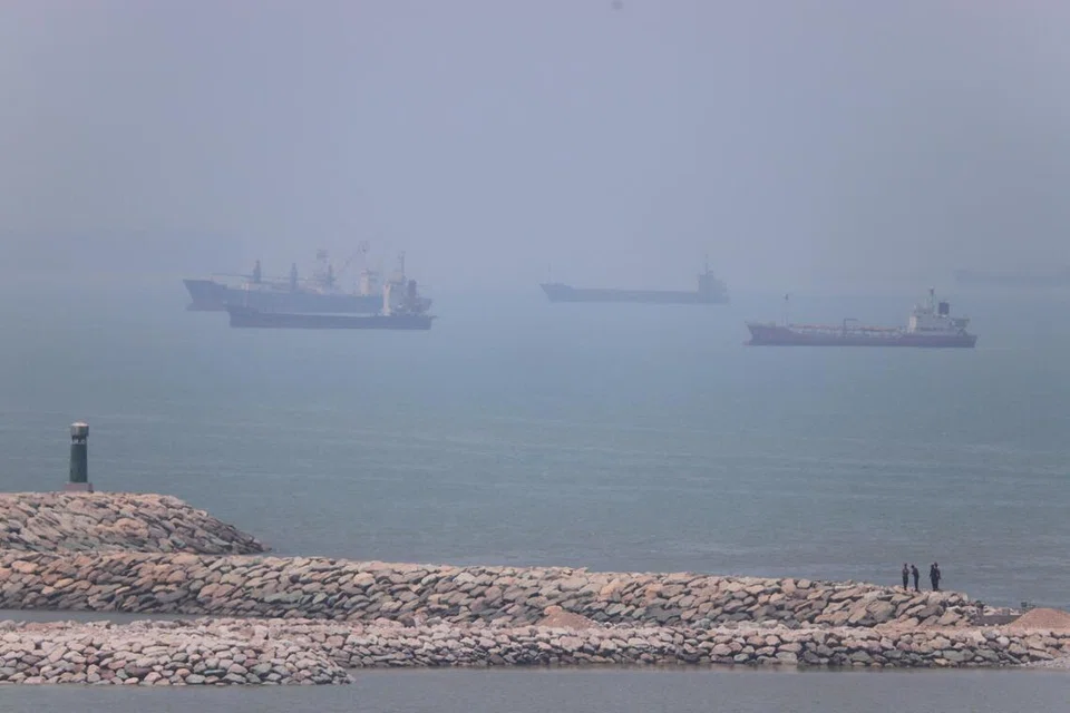 ஹோர்முஸ் நீரிணையில் காணப்பட்ட கப்பல்கள்.