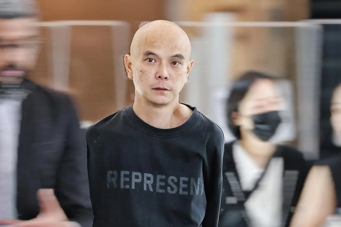 மனைவியுடன் சேர்ந்து அவரின் முன்னாள் காதலனை $220,000 ஏமாற்றியவருக்குச் சிறை