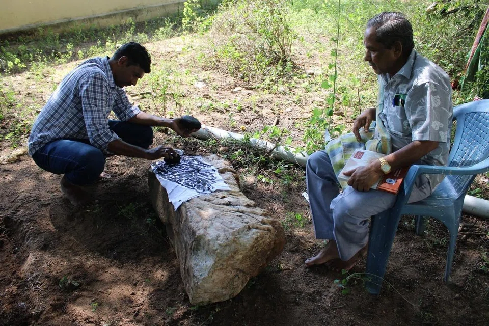 தொல்லியல் அறிஞர் சொ. சாந்தலிங்கம் (வலது), உதவி ஆய்வாளர் உதயகுமார் ஆகியோர் ஆப்பனூருக்கு நேரில் சென்று ஆய்வு மேற்கொண்டனர்.