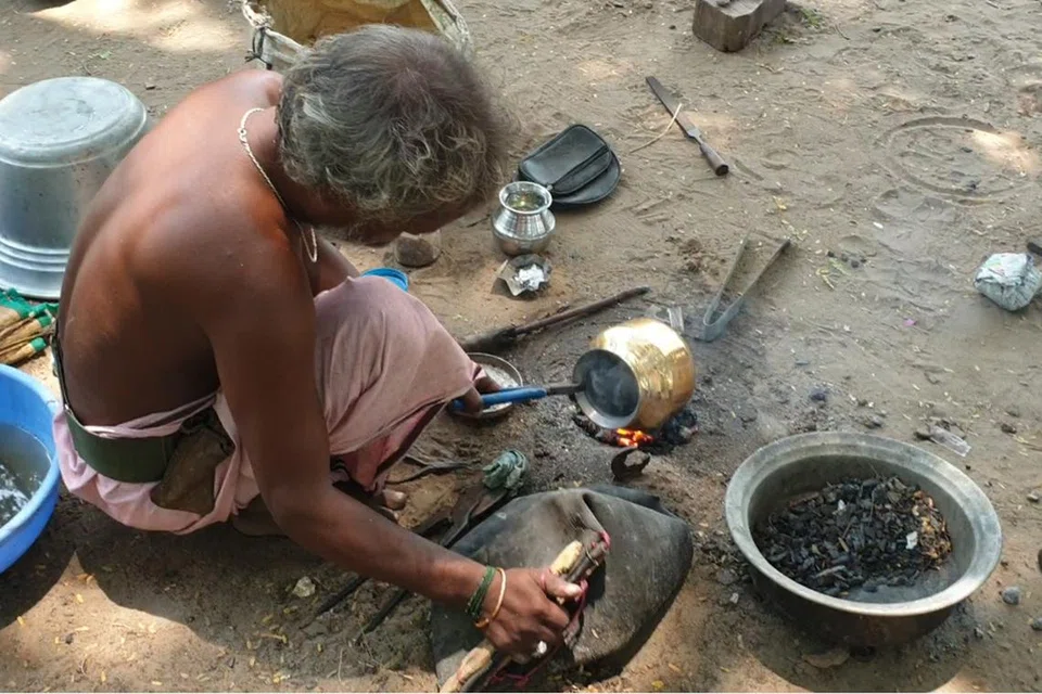  திரு சஞ்சீவி, புளியமரத்தடியில் அடுப்பில் சொம்பைப் பழுக்க வைத்து ஈயம் பூசினார்