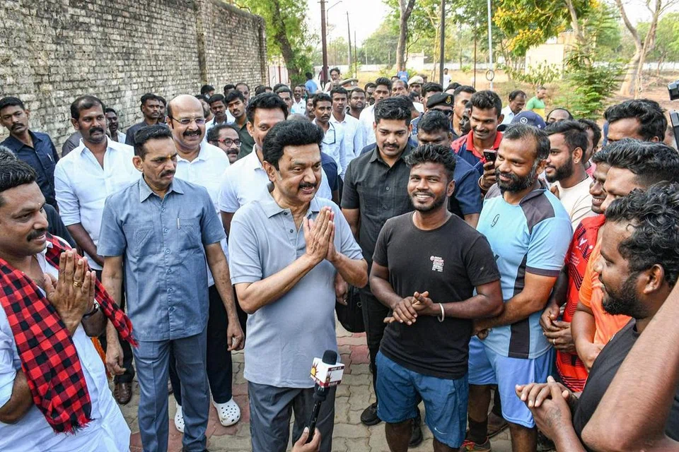 முதல்வர் மு.க.ஸ்டாலின் சனிக்கிழமை அன்று காலை தஞ்சையில் நடைப்பயிற்சி மேற்கொண்டார். அப்போது வாக்கு சேகரிப்பிலும் ஈடுபட்டார். மேலும் தாம் நடந்து செல்லும் வழியில் எதிர்பட்ட பெரியவர்கள், பெண்கள், இளையர்கள், குழந்தைகளுடன் அவர் செல்ஃபி படம் எடுத்துக்கொண்டார்.