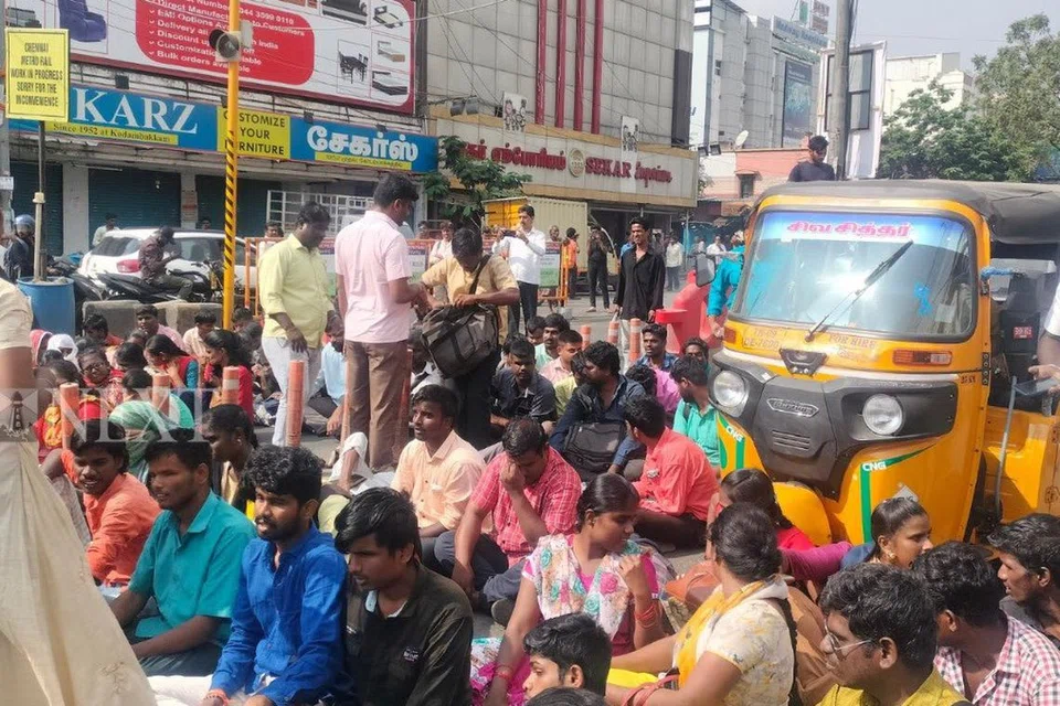 சாலை மறியலில் ஈடுபட்ட பார்வையற்றோர்.
