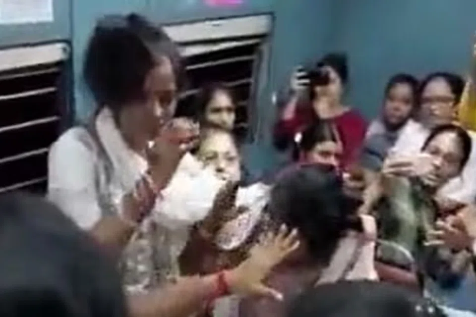 கோல்கத்தாவில் உள்ளூர் ரயிலில் பெண்கள் ஒருவரையொருவர் தாக்கிக்கொள்ளும் காணொளி சமூக வலைதளங்களில் பரவியது.