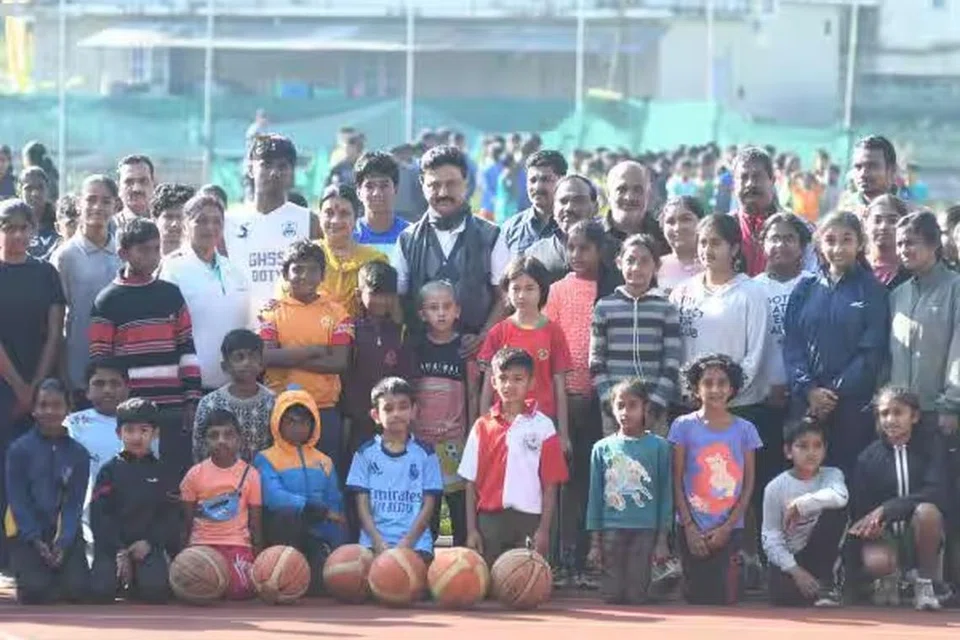 சிறுவர், சிறுமியர், விளையாட்டு வீரர்களிடம் உரையாடிய பின்னர், குழு புகைப்படம் எடுத்துக் கொண்டார் முதல்வர் ஸ்டாலின்.