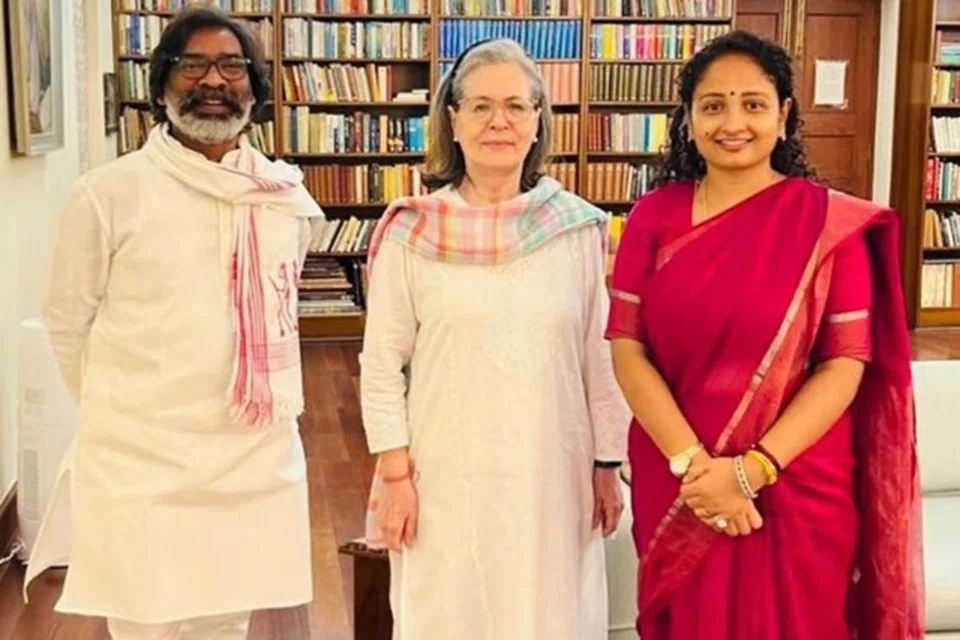 ஜார்க்கண்ட் முதல்வர் ஹேமந்த் சோரன் (இடது) சோனியா காந்தியைச் சந்தித்தபோது.