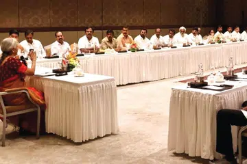பாஜக நிர்வாகிகளுடன் ஆலோசனையில் ஈடுபட்ட நிர்மலா சீதாராமன்.