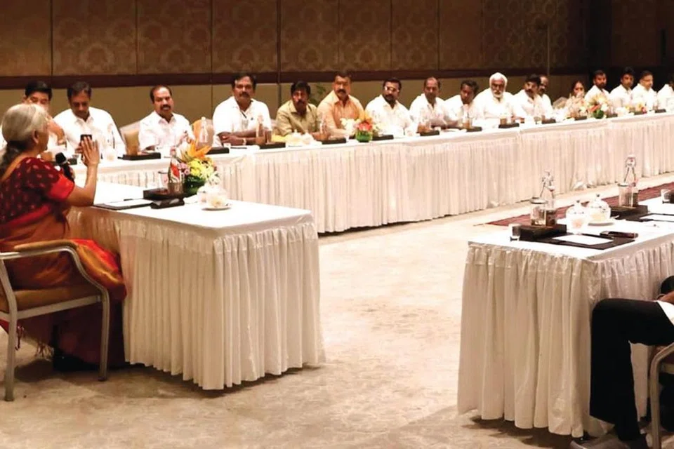 பாஜக நிர்வாகிகளுடன் ஆலோசனையில் ஈடுபட்ட நிர்மலா சீதாராமன்.
