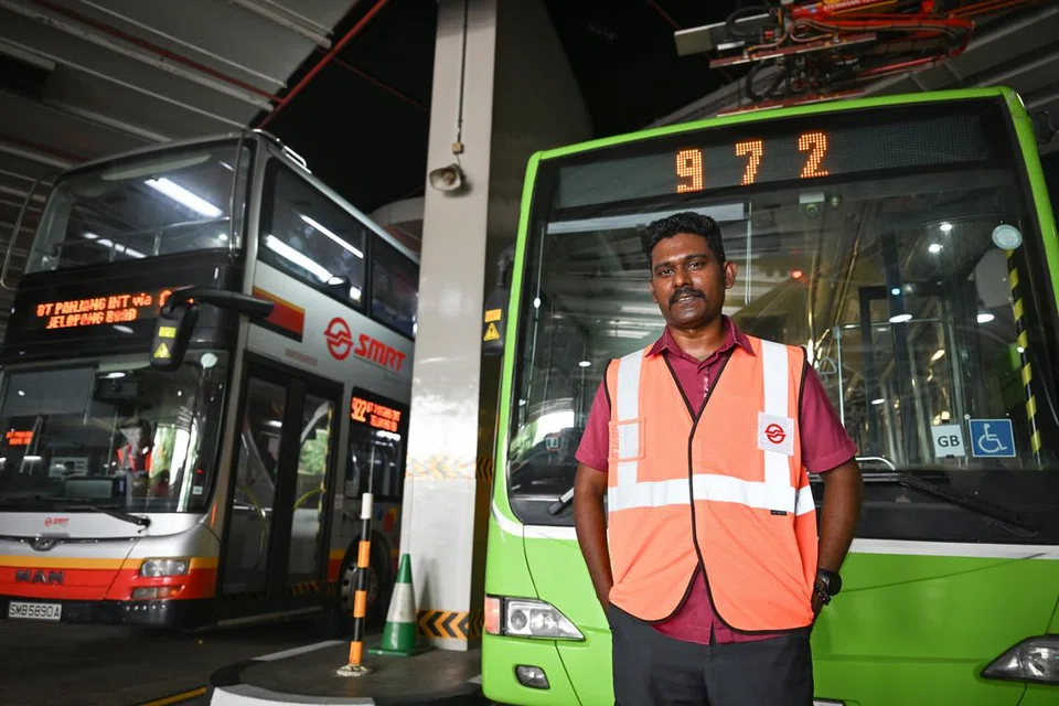 காதொலிக்கருவி அணிந்தபடி கவனக்குறைவாக சாலையைக் கடந்த பாதசாரியை நெருங்கிய நிலையில், சிறிய இடைவெளியில் அவர்மீது மோதாமல் தவிர்த்த 972 எண் பேருந்து ஓட்டுநர் ஜெக்கியபெல் அந்தோணி தாஸ், 39.