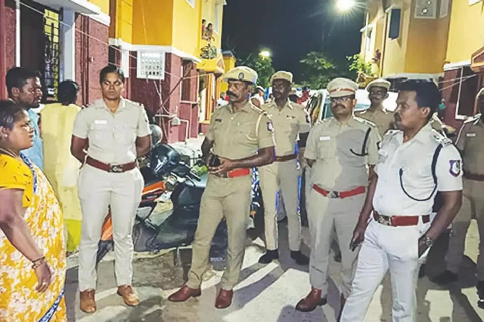 நள்ளிரவில் சோதனை மேற்கொண்ட காவல்துறையினர்.