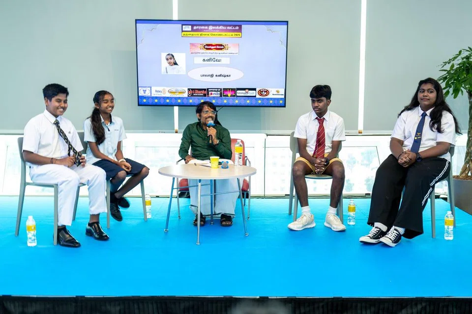 “தந்தை அன்பில் விஞ்சி நிற்பது கனிவே! கண்டிப்பே!” எனும் தலைப்பிலான ‘வெல்லும் சொல்’ அங்கத்தினை, சிங்கப்பூர்த் தமிழாசிரியர் சங்கத் தலைவர் தனபால் குமார் வழிநடத்தினார். 