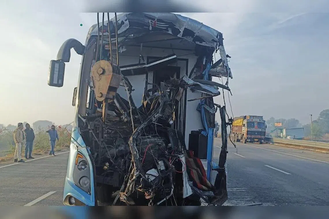 பனிமூட்டத்தால் பேருந்து - லாரி மோதல், 30 பேர் காயம்