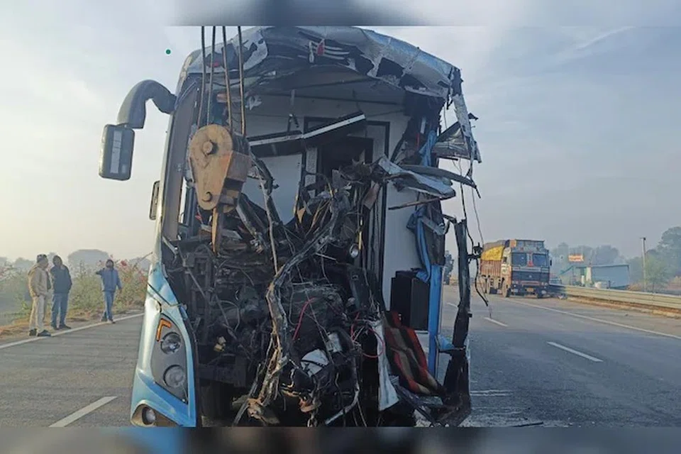 வியாழக்கிழமை காலையில் அடர்ந்த பனிமூட்டம் நிலவியதால் விபத்து நேர்ந்ததாக அதிகாரிகள் கூறினர்.