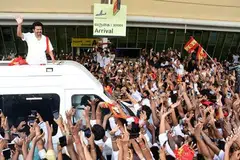 கோவை வந்தடைந்த விஜய்க்கு ஆயிரக்கணக்கான தொண்டர்களும் ரசிகர்களும் திரளாகக்கூடி சிறப்பான வரவேற்பளித்தனர்.