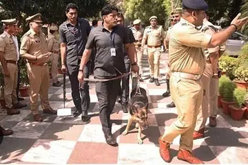 வெடிகுண்டு நிபுணர்கள் மோப்ப நாய்களுடன் சம்பந்தப்பட்ட இடங்களுக்கு விரைந்தனர்.