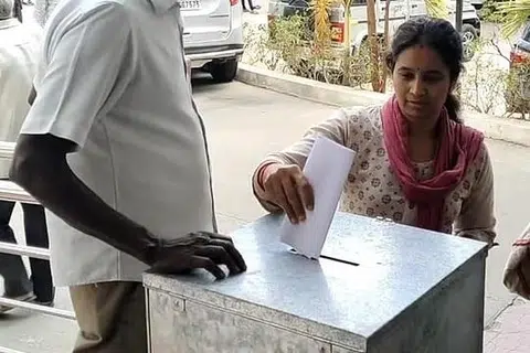 மாவட்ட ஆட்சியர் அலுவலகத்தின் நுழைவு வாயில் வரவேற்புப் பகுதியில் வைக்கப்பட்டுள்ள மக்கள் குறைதீர்வு மனுக்கள் பெறும் பெட்டியில் பொதுமக்கள் மனுக்களை செலுத்தலாம்.