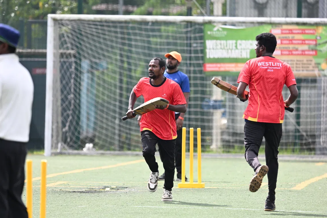 கிரிக்கெட் விளையாடி மழையிலும் மகிழ்ச்சியிலும் நனைந்த வெளிநாட்டு ஊழியர்கள் 