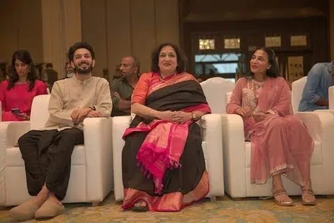 நிகழ்ச்சியில் பங்கேற்ற அனிருத், லதா ரஜினிகாந்த் ஆகியோருடன் ஐஸ்வர்யா.