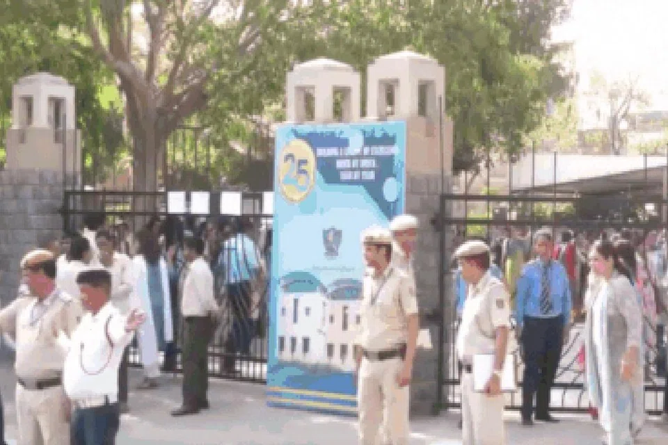 வெடிகுண்டு மிரட்டல் விடுக்கப்பட்டதை அடுத்து, பள்ளிகளில் வெடிகுண்டு வைக்கப்பட்டுள்ளதா என்பதைக் கண்டறிய டெல்லி காவல்துறையினர் தீவிரமாகச் செயல்பட்டு வருகின்றனர்.