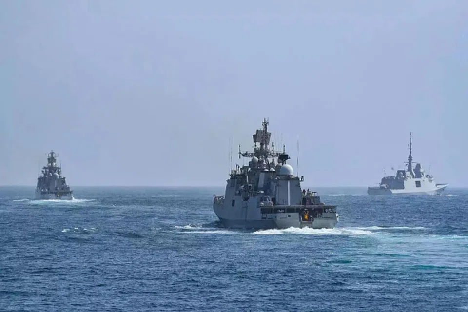 சோமாலியா கரையோரப் பகுதி அருகே இந்தியக் கடற்படை நிலவரத்தை அணுக்கமாகக் கண்காணித்து வருகிறது.