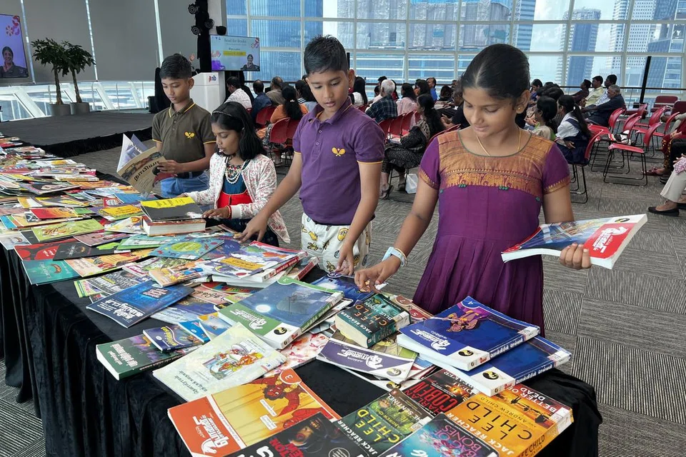 நூல் வாசிக்கும் சிறார்கள்.
