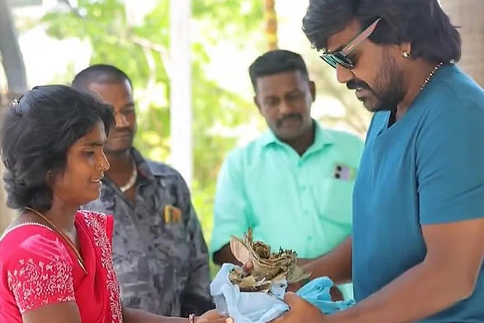 கரையான் அரித்த நோட்டுகளைப் பார்க்கும் லாரன்ஸ்.