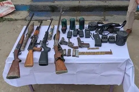 பல்வேறு ரகத் துப்பாக்கிகள், தோட்​டாக்​கள், 5 கையெறிக் குண்டுகள்​, வாக்​கி-​டாக்​கி​கள், மார்​புக் கவசப்பைகள், தலைக்​கவசங்​கள் உள்​ளிட்​டவை இருந்​ததாகவும் மற்​றொரு நடவடிக்கை​யில் இரு துப்பாக்கி​களு​டன் ஒரு​வரைக் கைது செய்​ததாகவும் பாதுகாப்புப் படையினர் தெரிவித்தனர்.