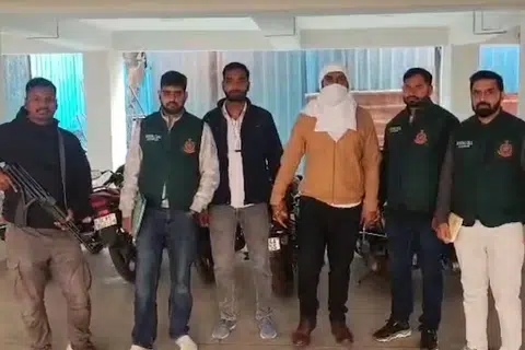 குற்ற வழக்குகளில் தொடர்புடைய டெல்லி ரவுடி ஹர்சிம்ரன் தாய்லாந்தில் கைது செய்யப்பட்டு இந்தியாவுக்கு கொண்டுவரப்பட்டார்.