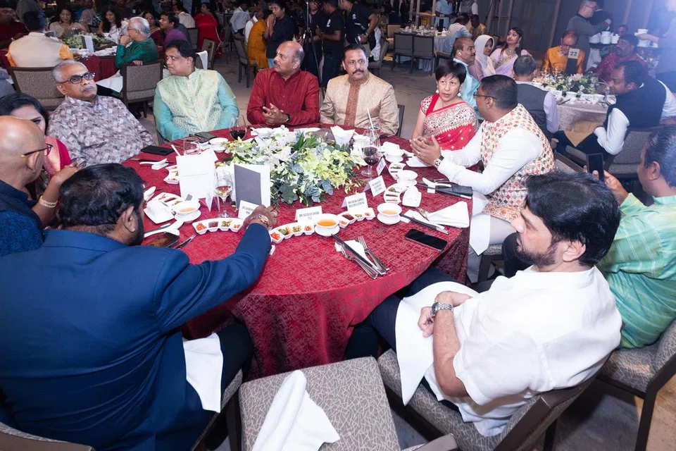 அறுசுவை விருந்துடன் கலைநிகழ்ச்சியைக் கண்டுகளித்த சிறப்பு அழைப்பாளர்கள்.