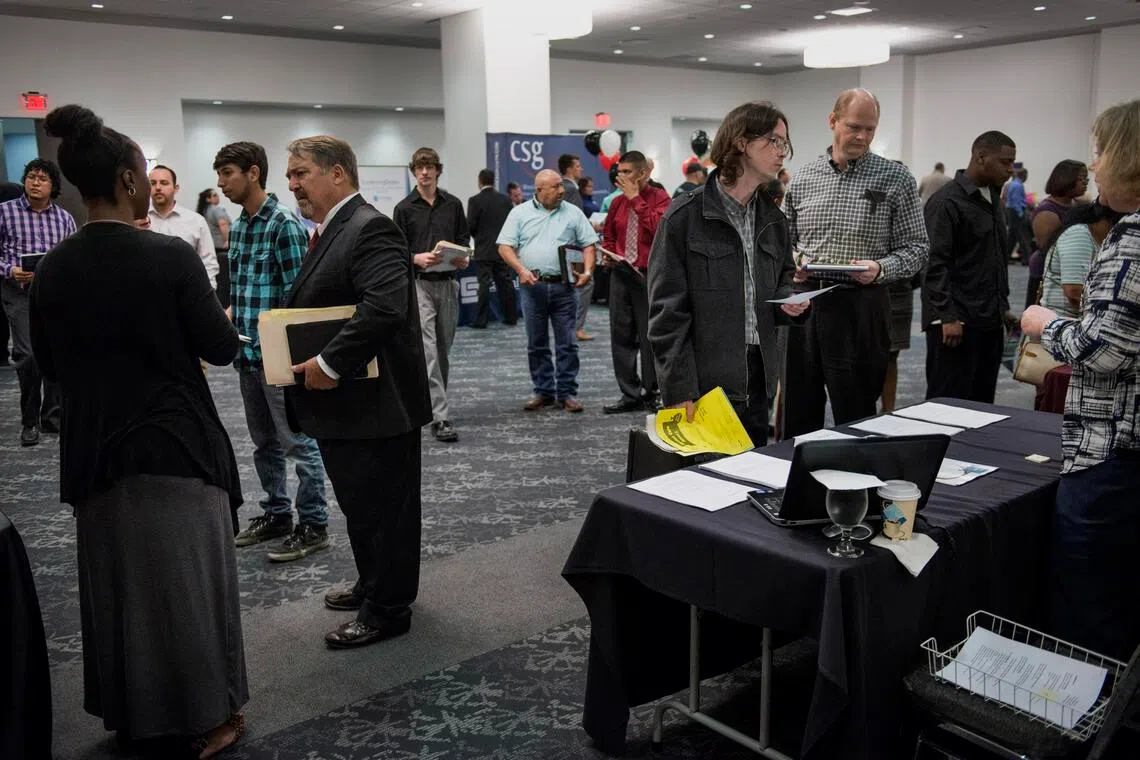 போரினால் பலவீனமாகும் வேலைவாய்ப்பு; அமெரிக்க மத்திய வங்கிக்கு நெருக்கடி