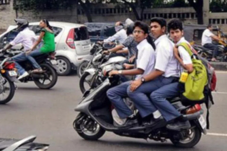 இருசக்கர வாகனத்தில் செல்லும் பள்ளி மாணவர்கள்.